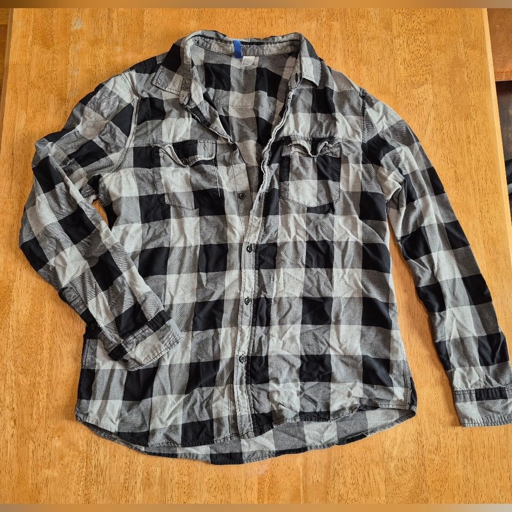 EUC H&M Divided black and gray plaid button down shirt top